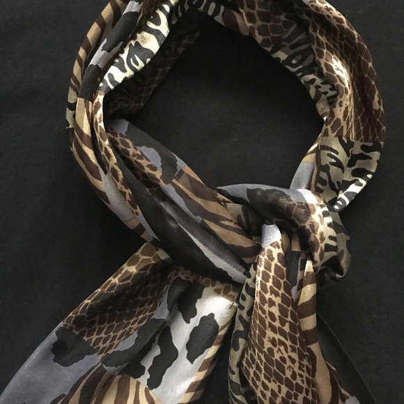 Accessories - Women’s scarf EUC